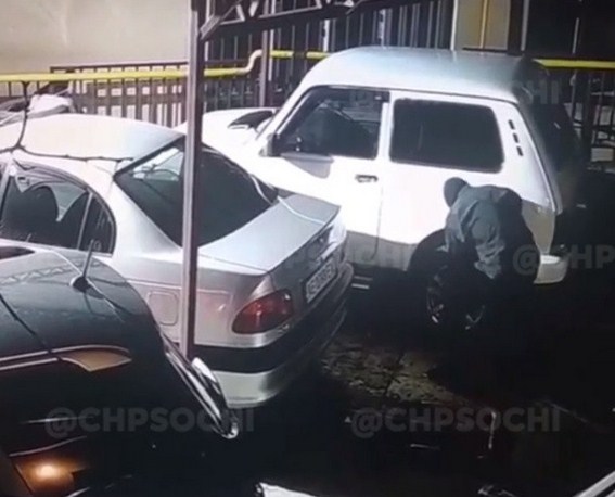 Новость Сочи: Злоумышленник в Сочи проколол колеса у автомобилей в переулке Городской №4А