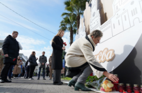 Новость Сочи: Горожане и гости Сочи продолжают нести цветы к стихийному мемориалу в память о жертвах теракта в «Крокус Сити Холле» 